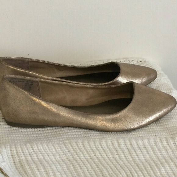 ‼️PRICE DROP‼️Christian Siriano Gold Women's Flats - Picture 6 of 6